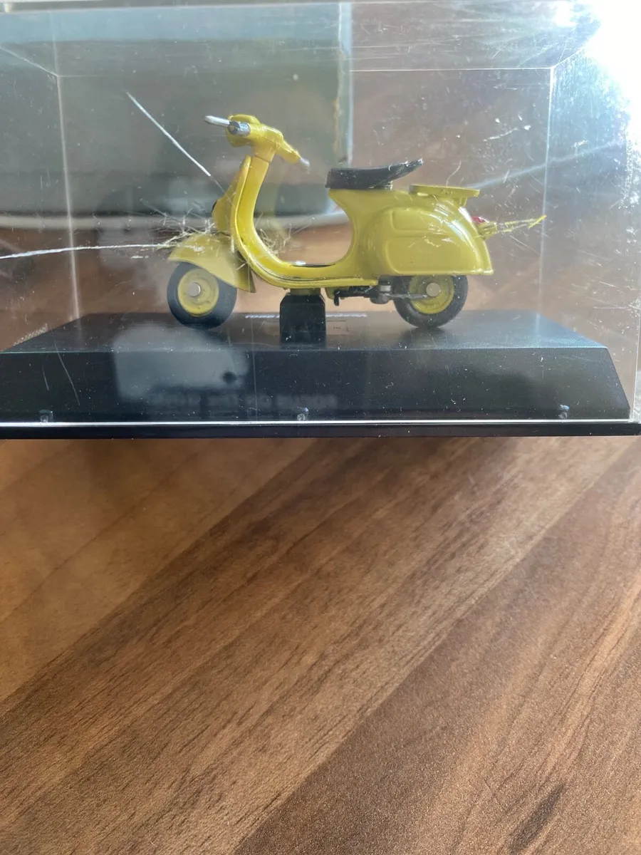 New Ray Vespa 125 (1960) 1:32 – Yellow Die-Cast Mo - Image 3