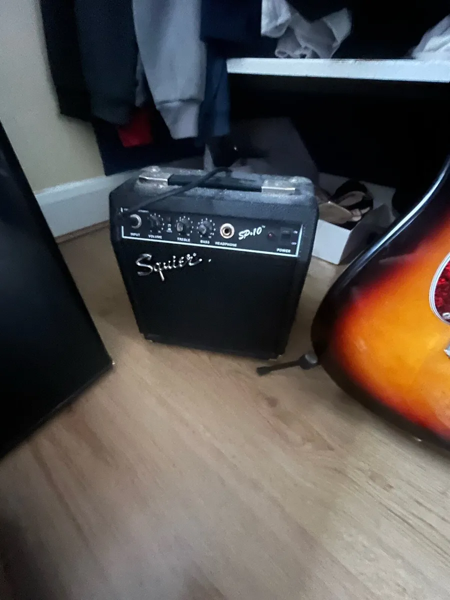 Electric guitar with amp and bag - Image 1