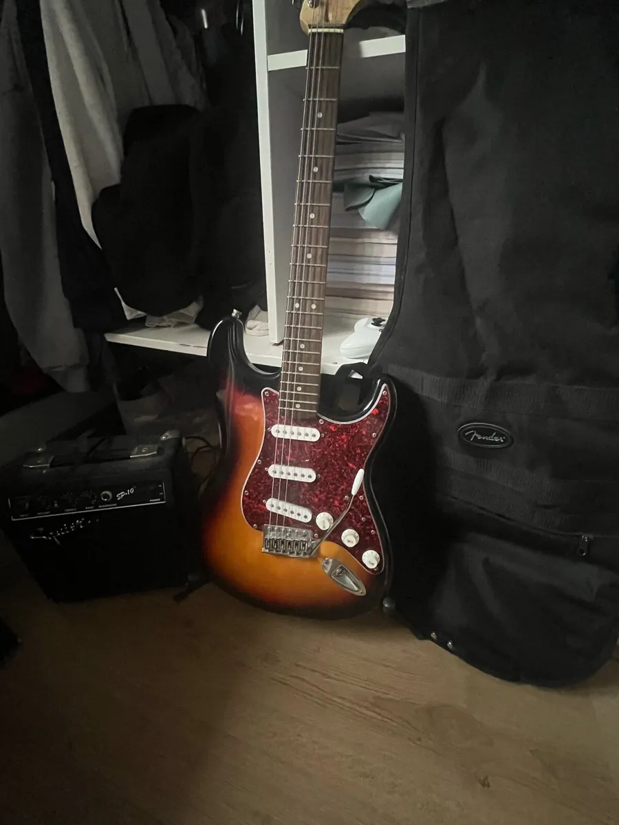 Electric guitar with amp and bag - Image 2