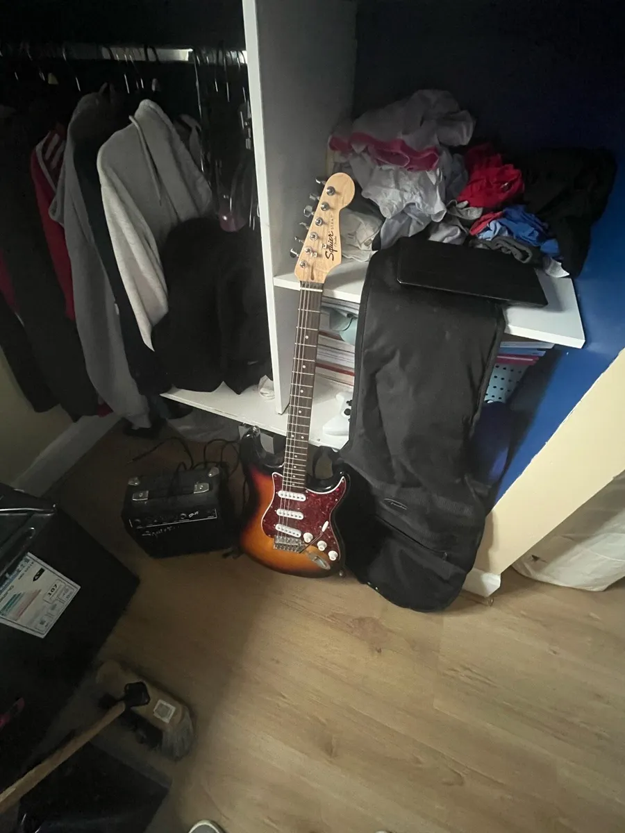 Electric guitar with amp and bag - Image 3