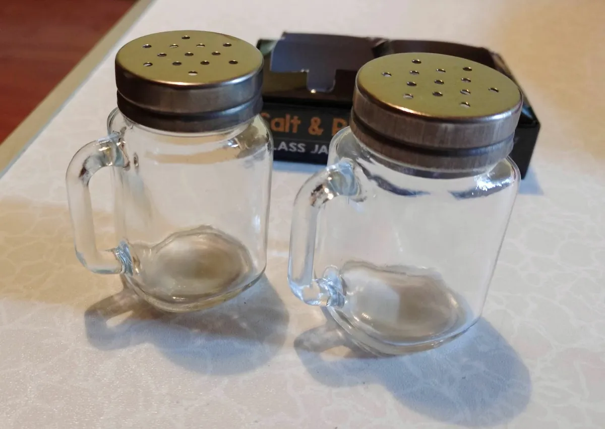 SALT & PEPPER, SMALL, CUTE, GLASS JARS (NEW). - Image 2