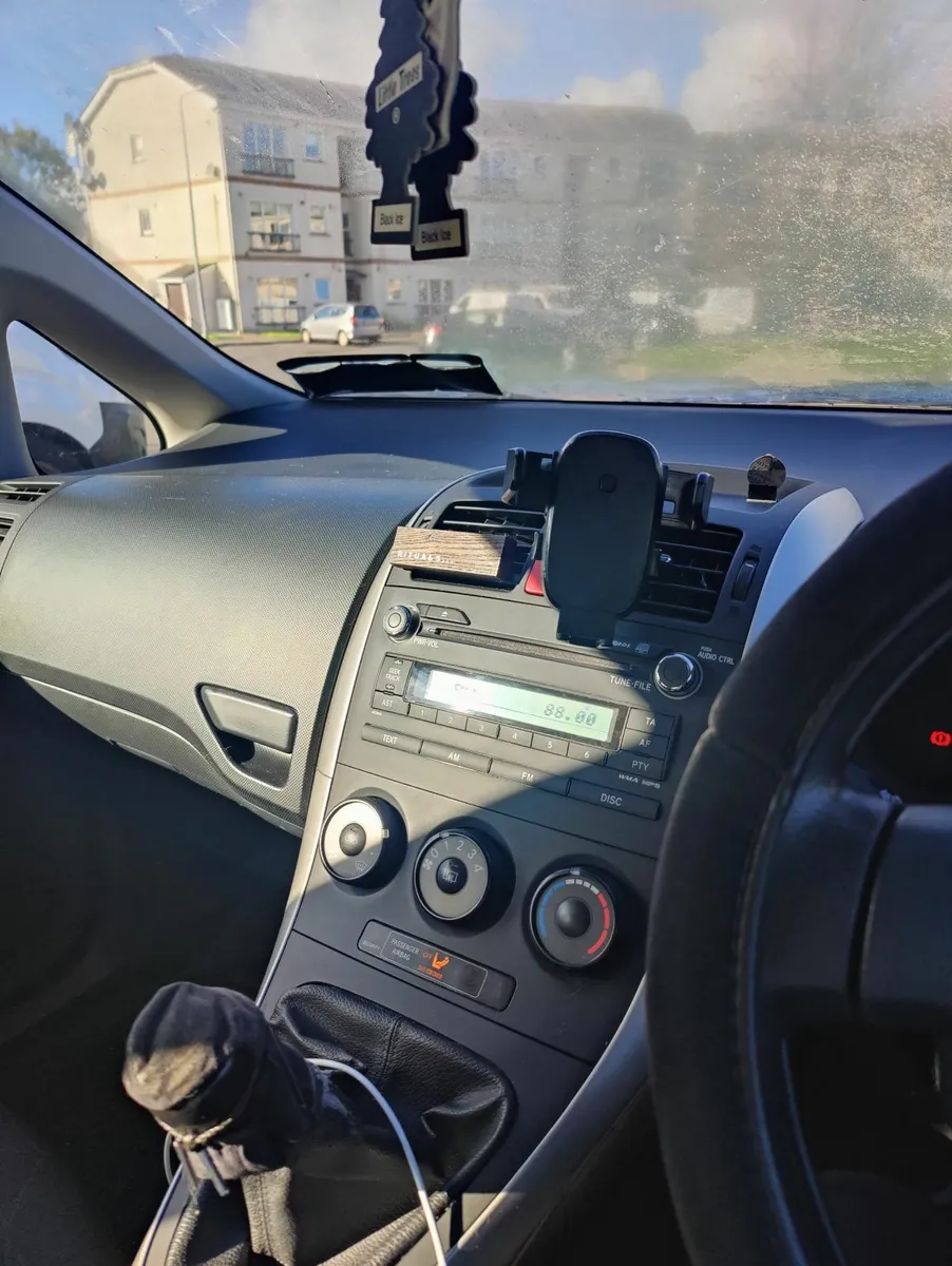 Toyota Auris 2008 - Image 2