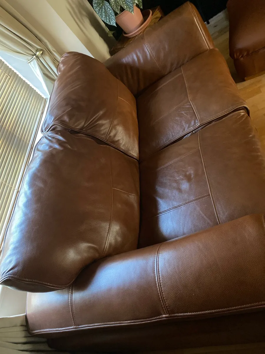 Two seater tan leather couch - Image 2