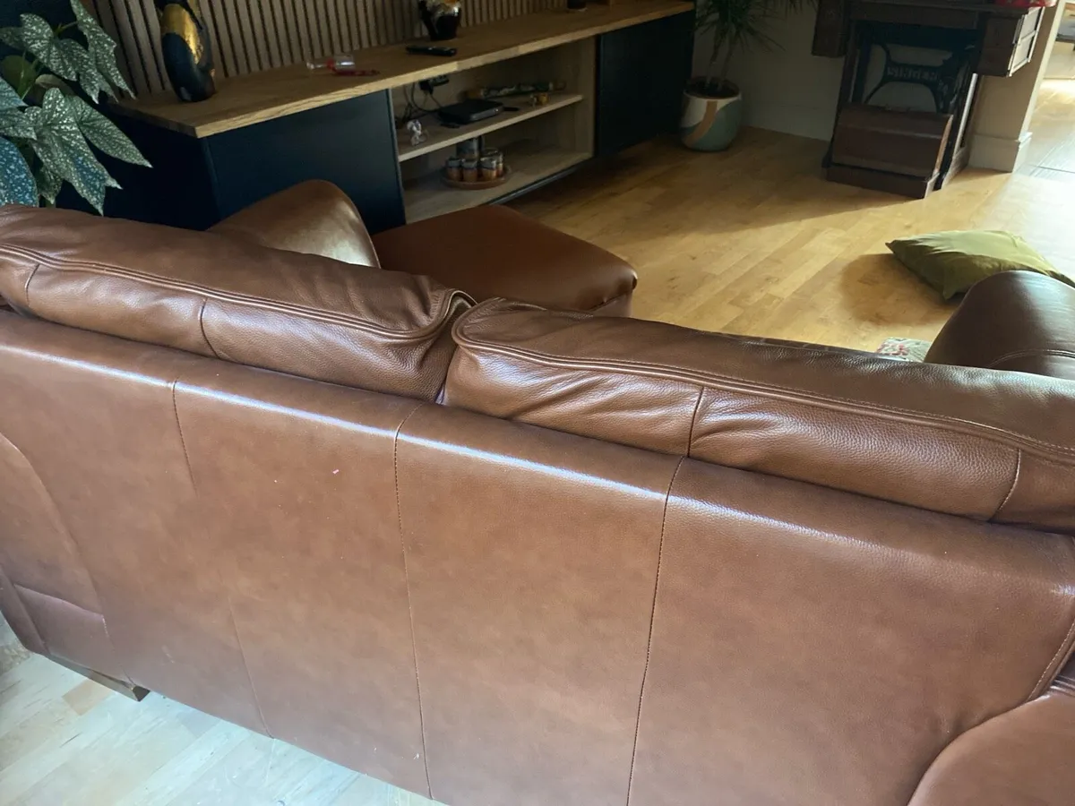 Two seater tan leather couch - Image 3