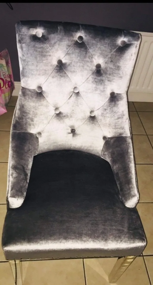 Stunning Large  table and 4 grey velvet chairs - Image 3