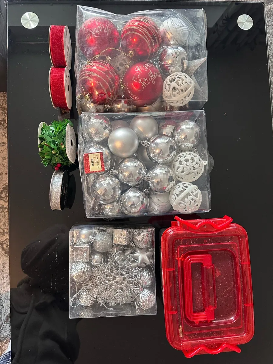 Christmas tree + decorations - Image 2