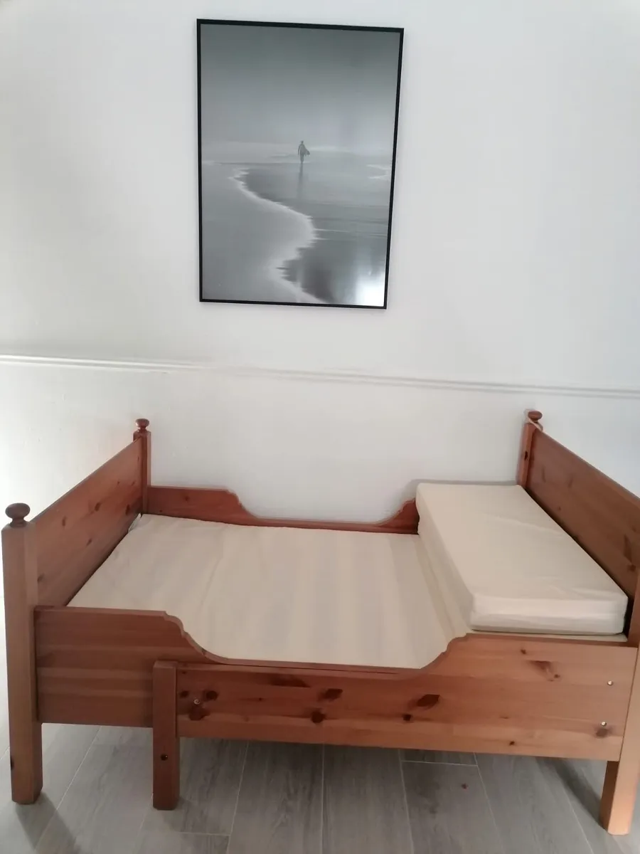 Extendable solid pine wood single bed - Image 1