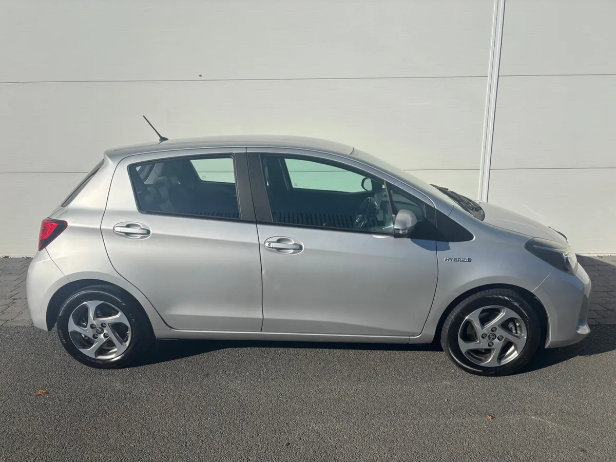 2015 TOYOTA YARIS HYBRID FSH 1 OWNER - Image 4