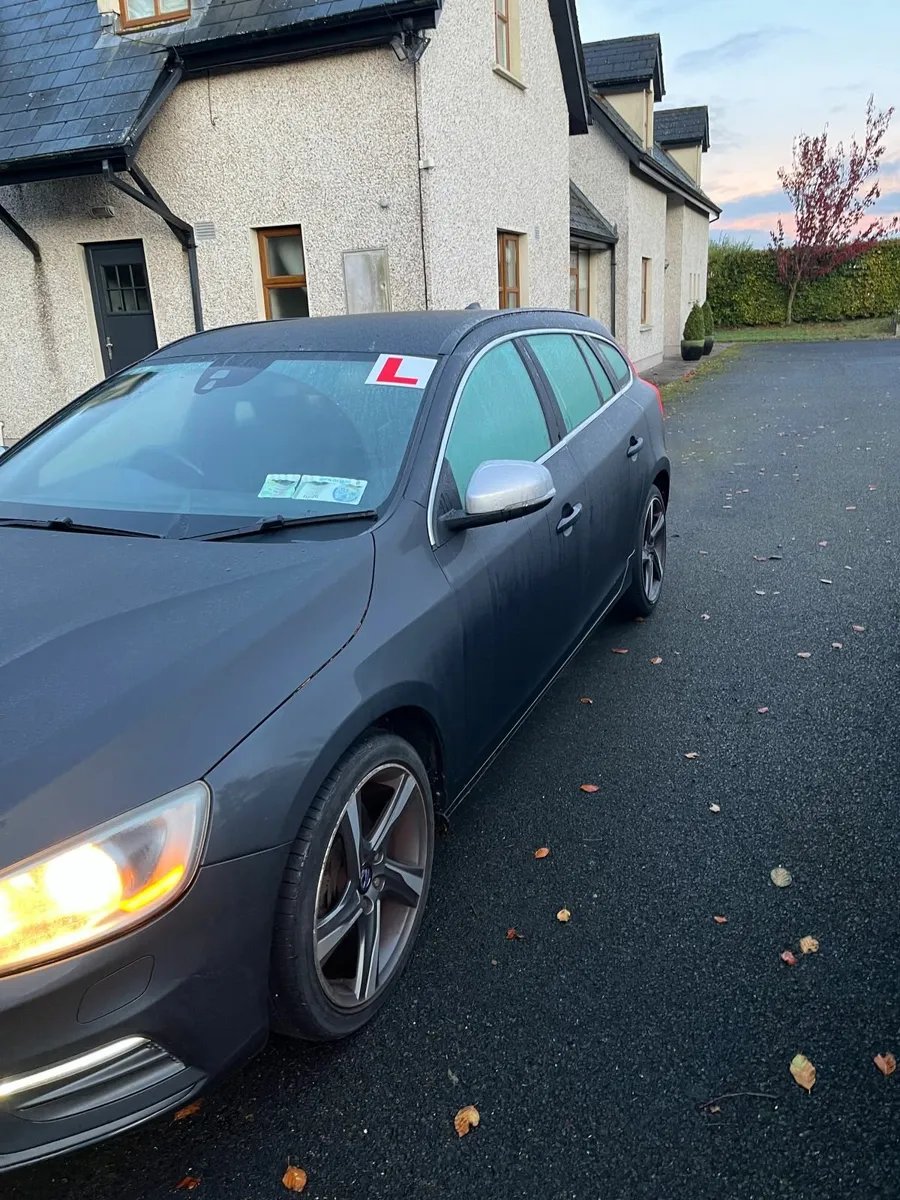 Volvo V60 R-Design 2015 - Image 4