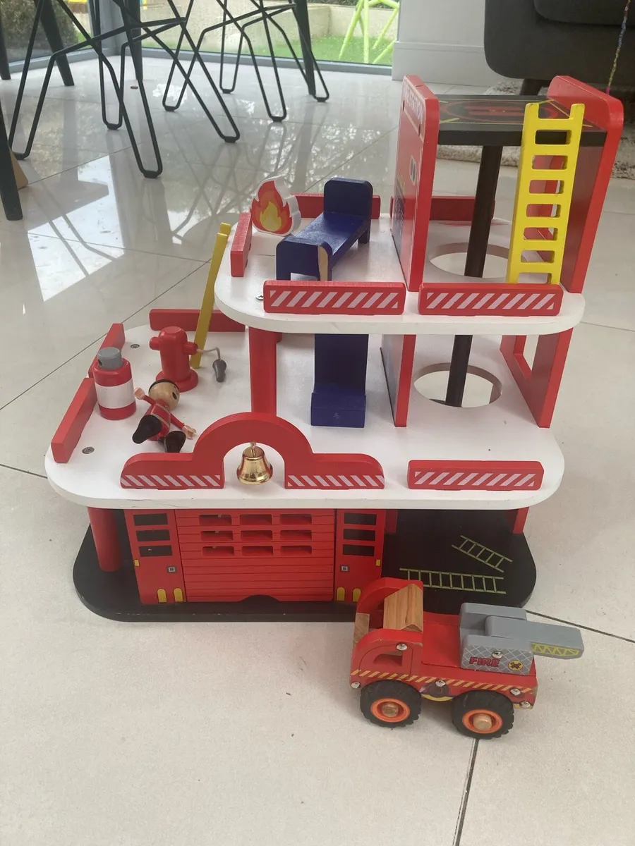 Childrens wooden fire station - Image 1
