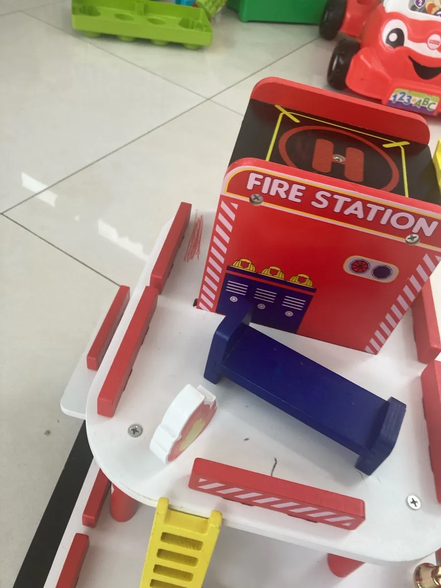 Childrens wooden fire station - Image 2