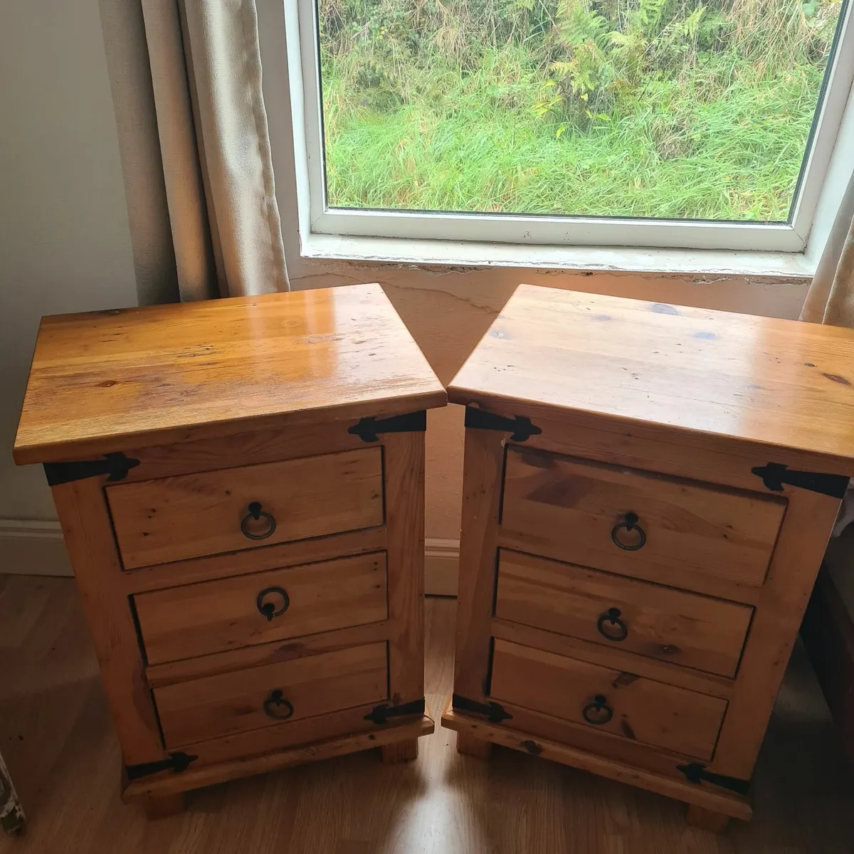 Bedside tables x 2 - Image 1