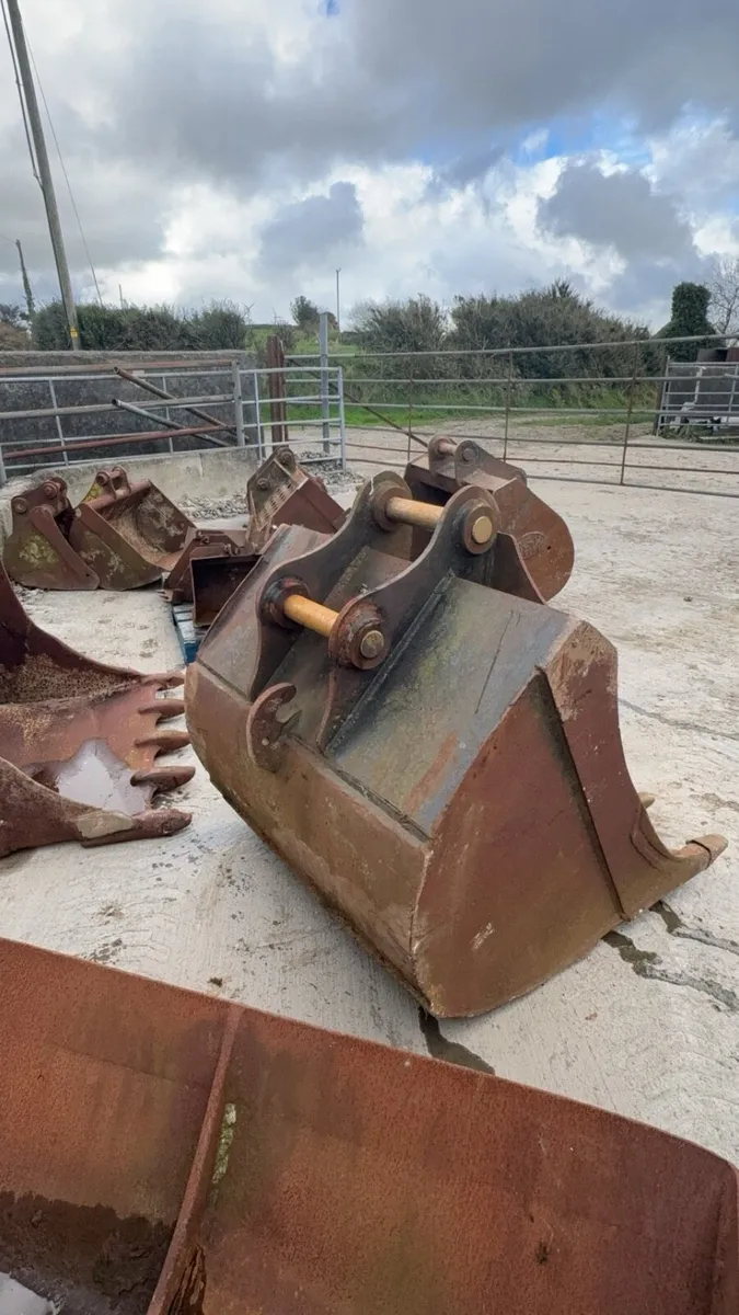 Digger buckets / quick hitch - Image 1