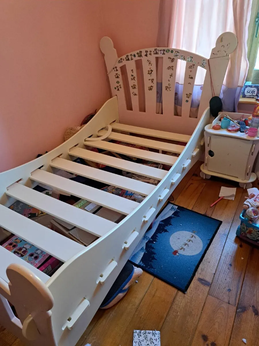 Girls bedroom furniture - Image 1