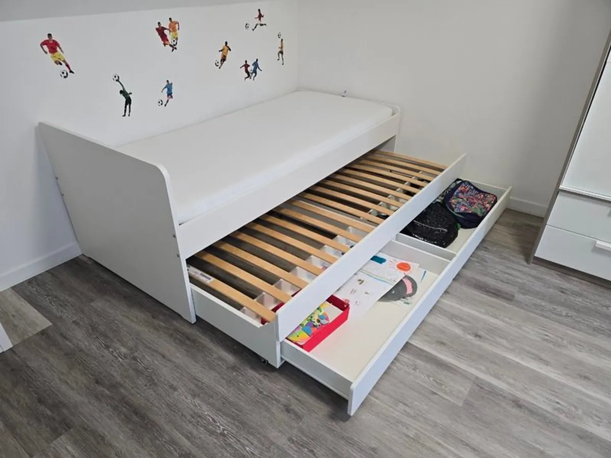 Bed w trundle bed and drawers - Image 1
