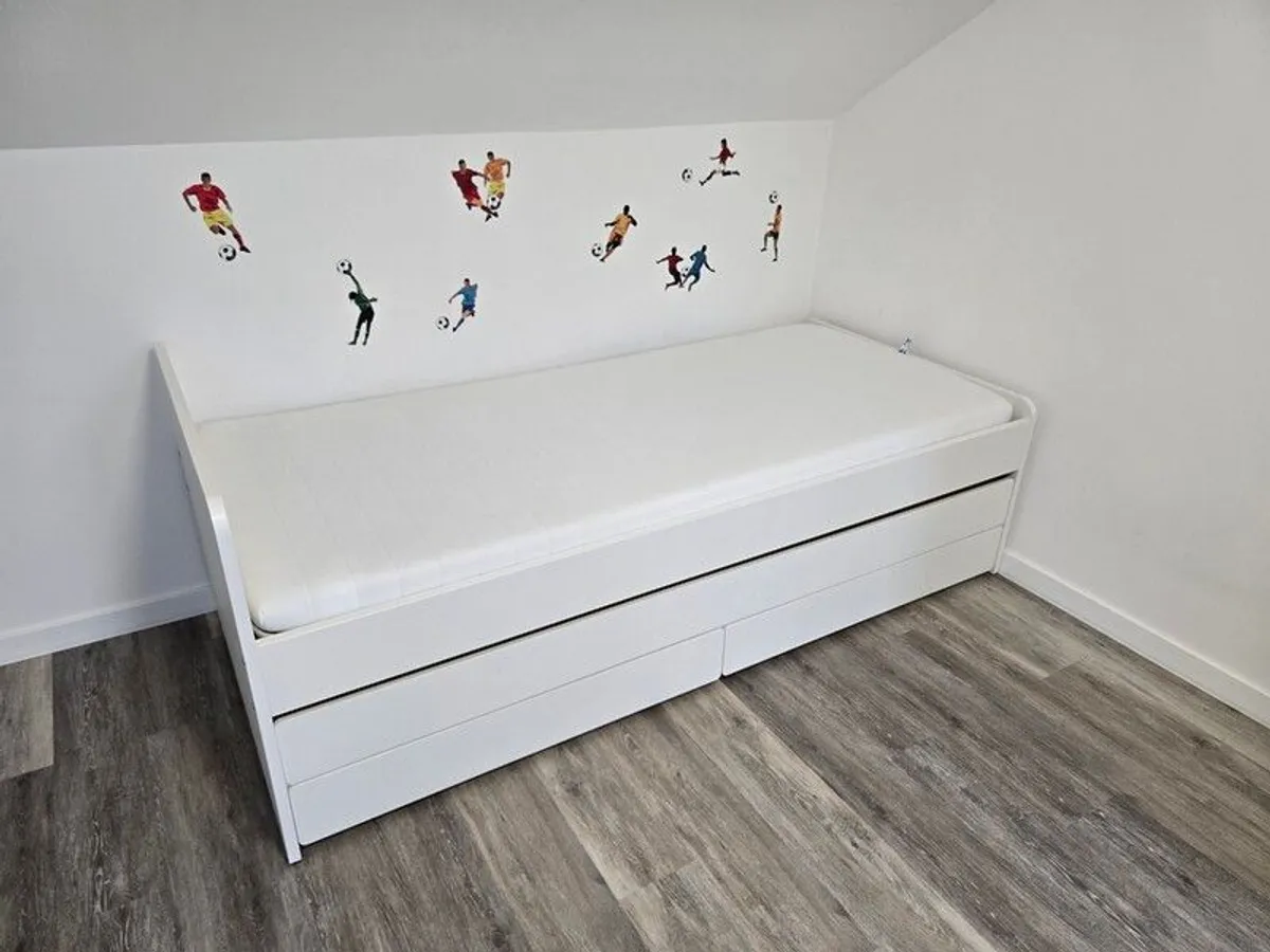 Bed w trundle bed and drawers - Image 2
