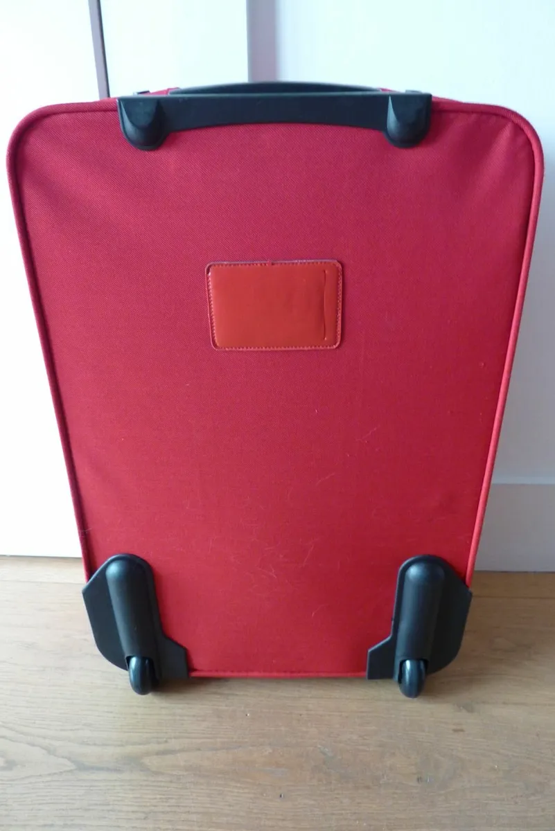 Medium sized suitcase - Image 2