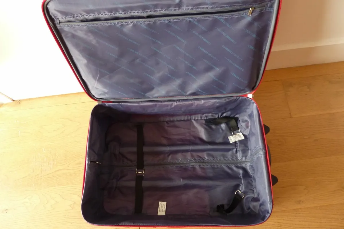 Medium sized suitcase - Image 3