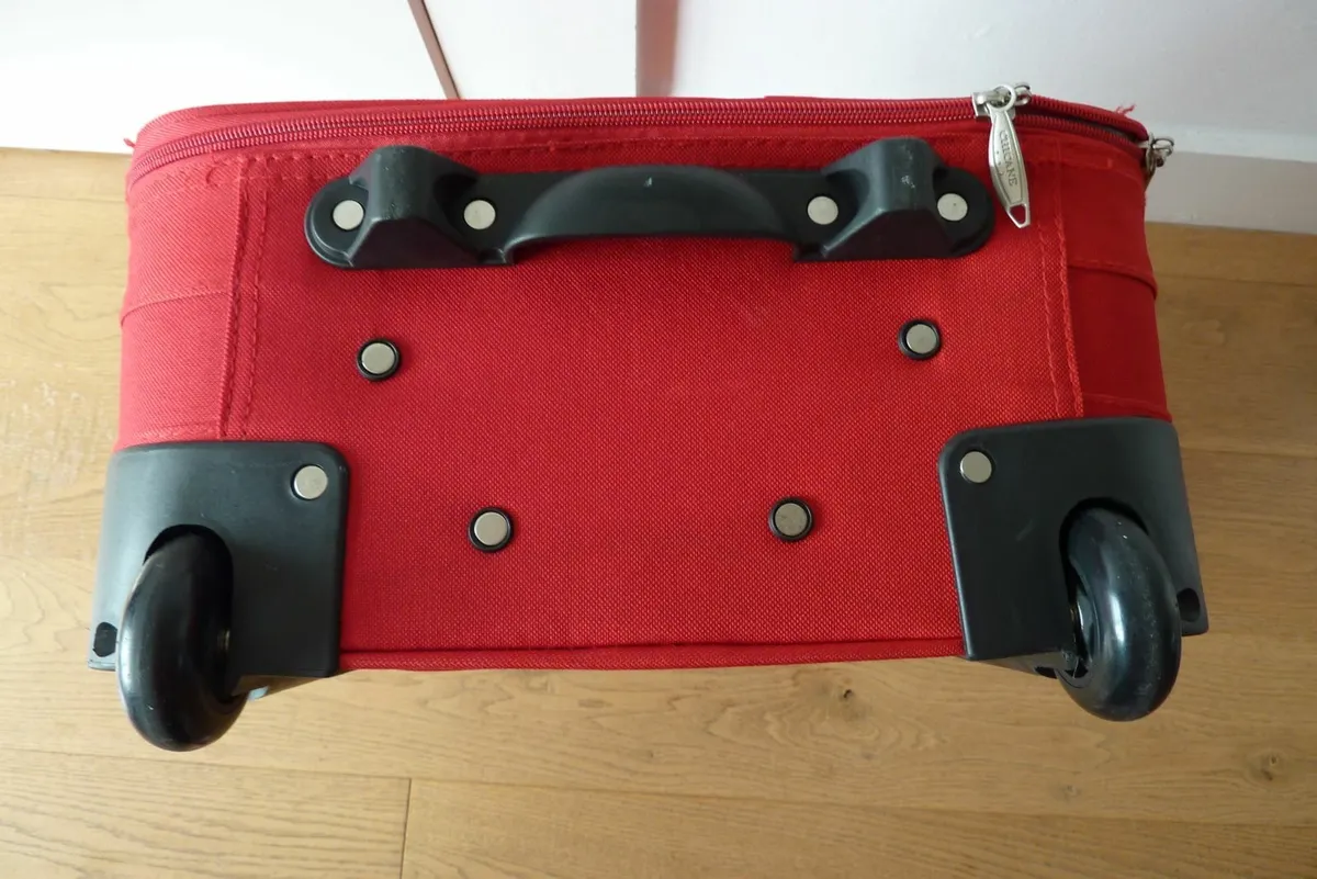 Medium sized suitcase - Image 4