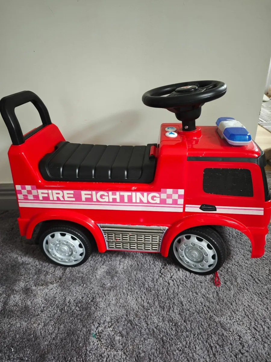 fire fighting toy car - Image 3