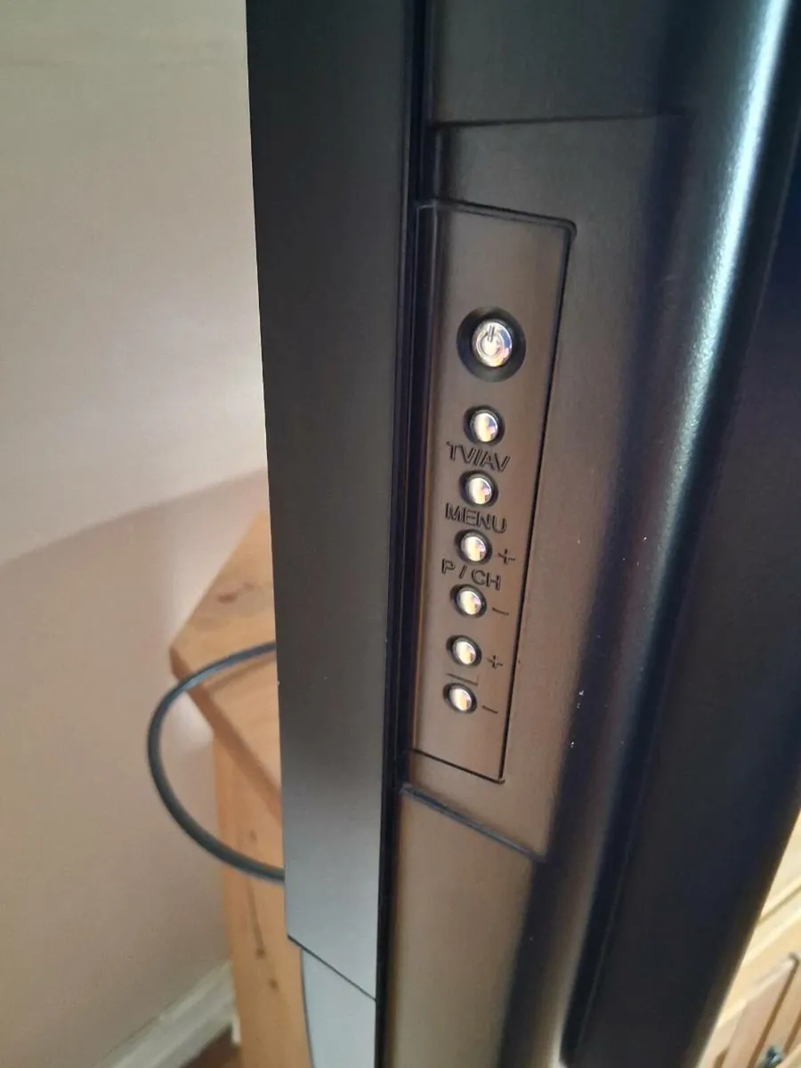 Hitachi 42" LCD Colour TV - Image 4