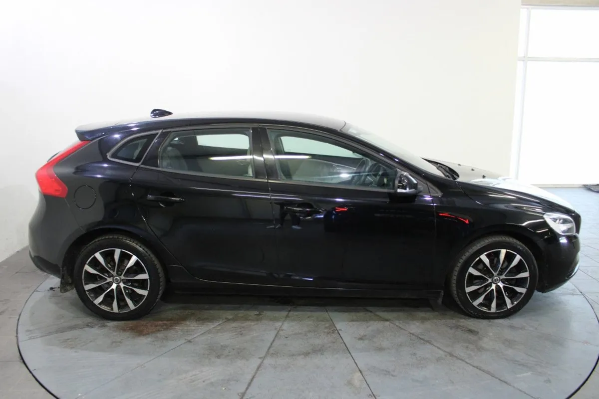 Volvo V40 D3 (150hp) Momentum Edition - Image 3