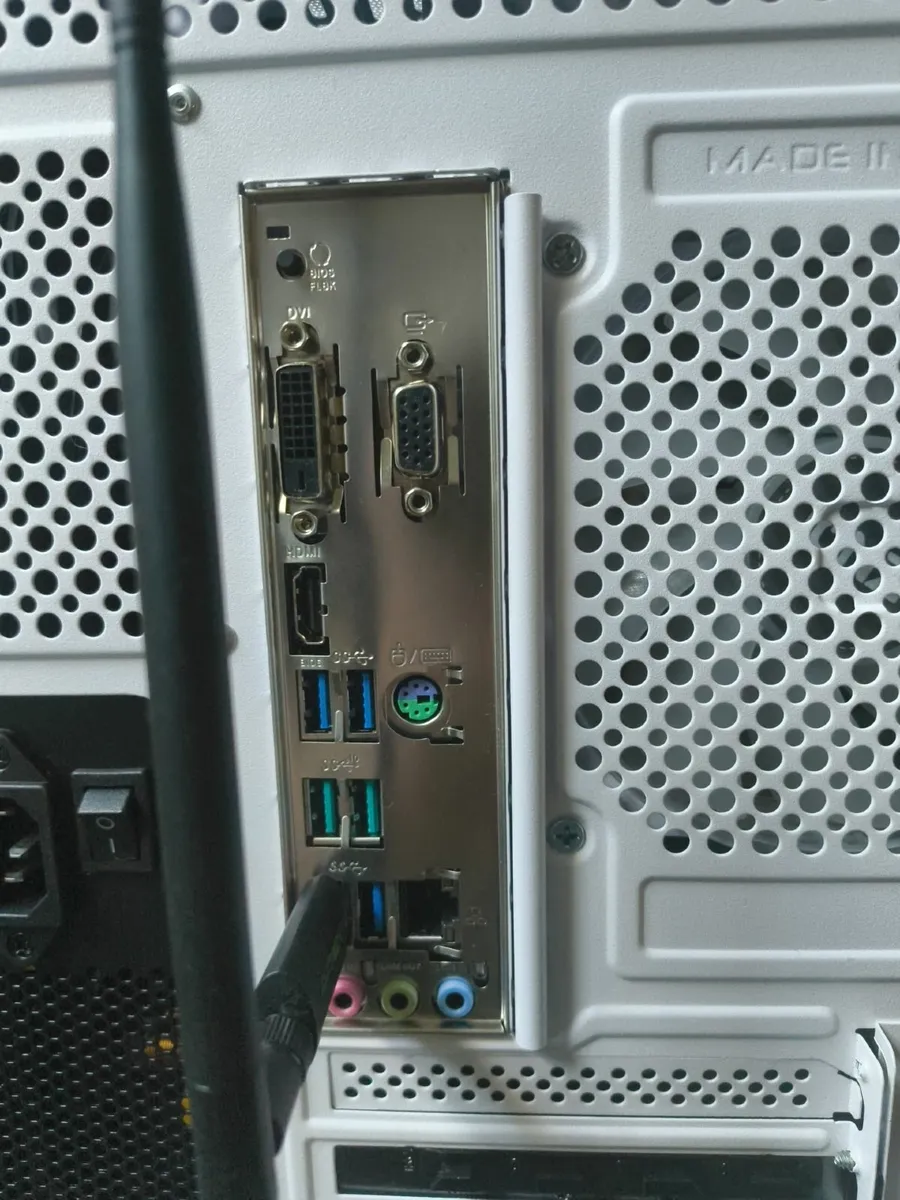 White Gaming PC. RTX 5060, r5 5600x, 32gb, 1tb SSD - Image 3