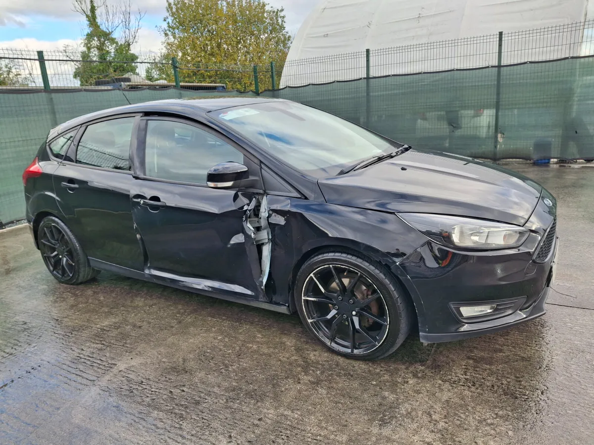 162 Ford Focus.  Petrol Light Damage - Image 4