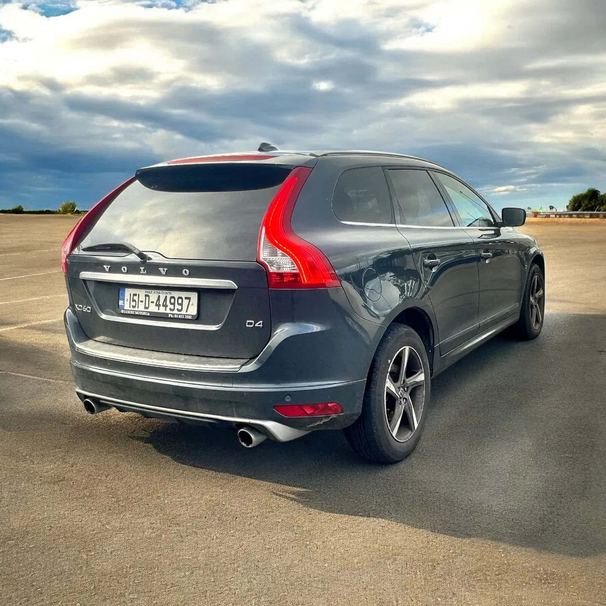 2015 Volvo XC60 D4 (181hp) FWD R-Design - Image 2