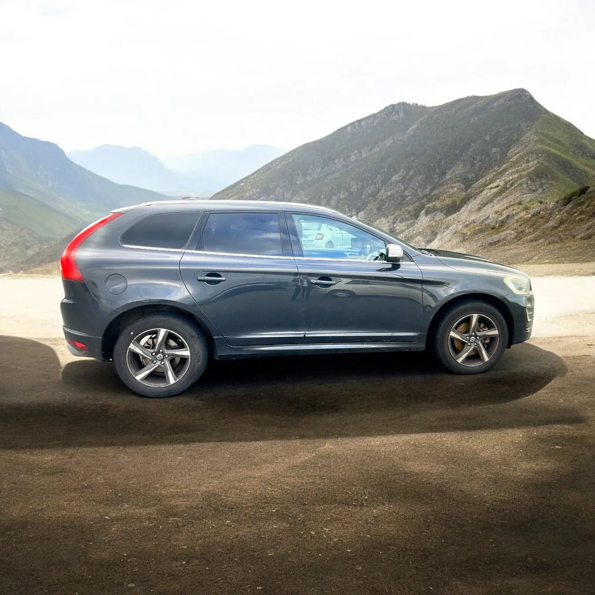 2015 Volvo XC60 D4 (181hp) FWD R-Design - Image 4