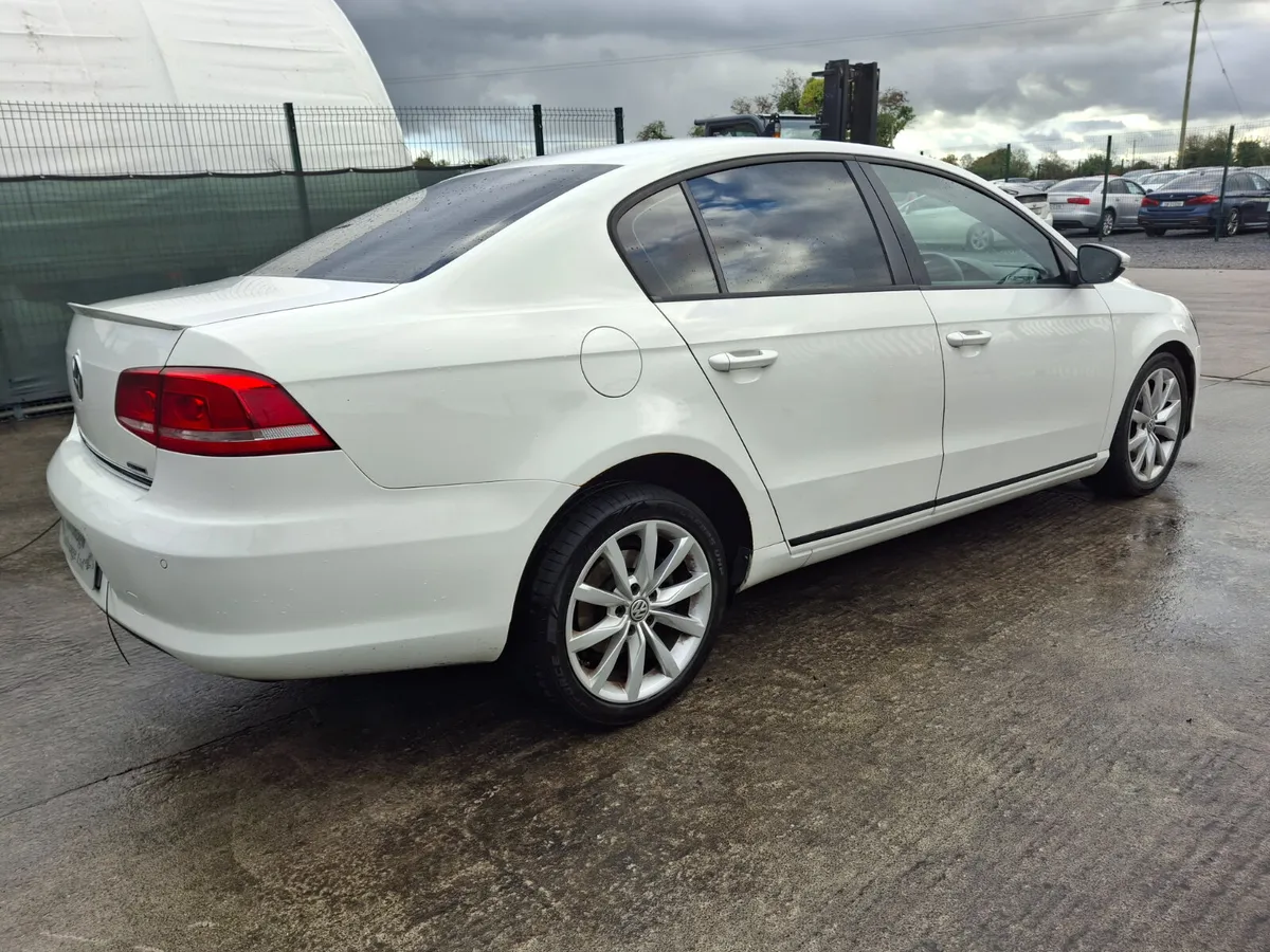 132  Volkswagen Passat 1.6 Tdi.Light Damage - Image 4