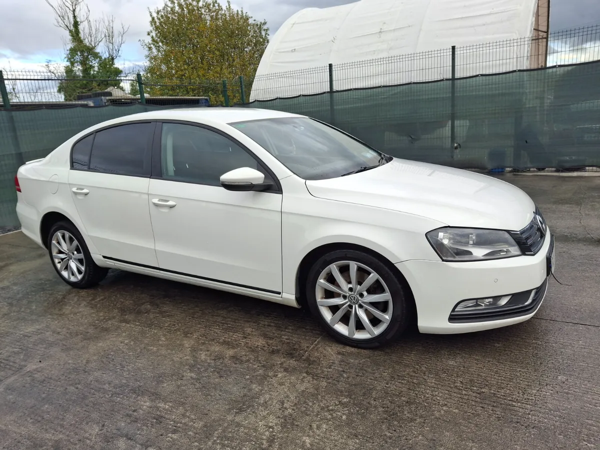 132  Volkswagen Passat 1.6 Tdi.Light Damage - Image 1