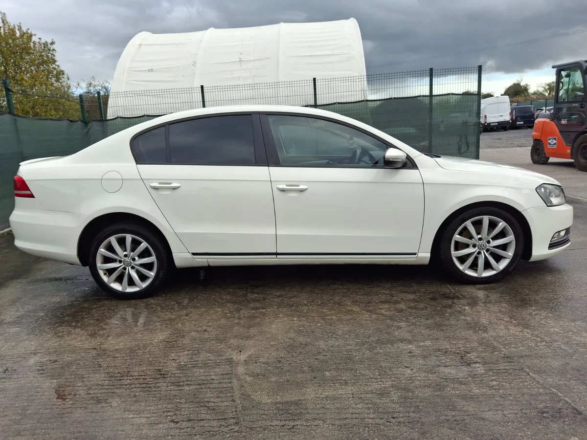 132  Volkswagen Passat 1.6 Tdi.Light Damage - Image 2