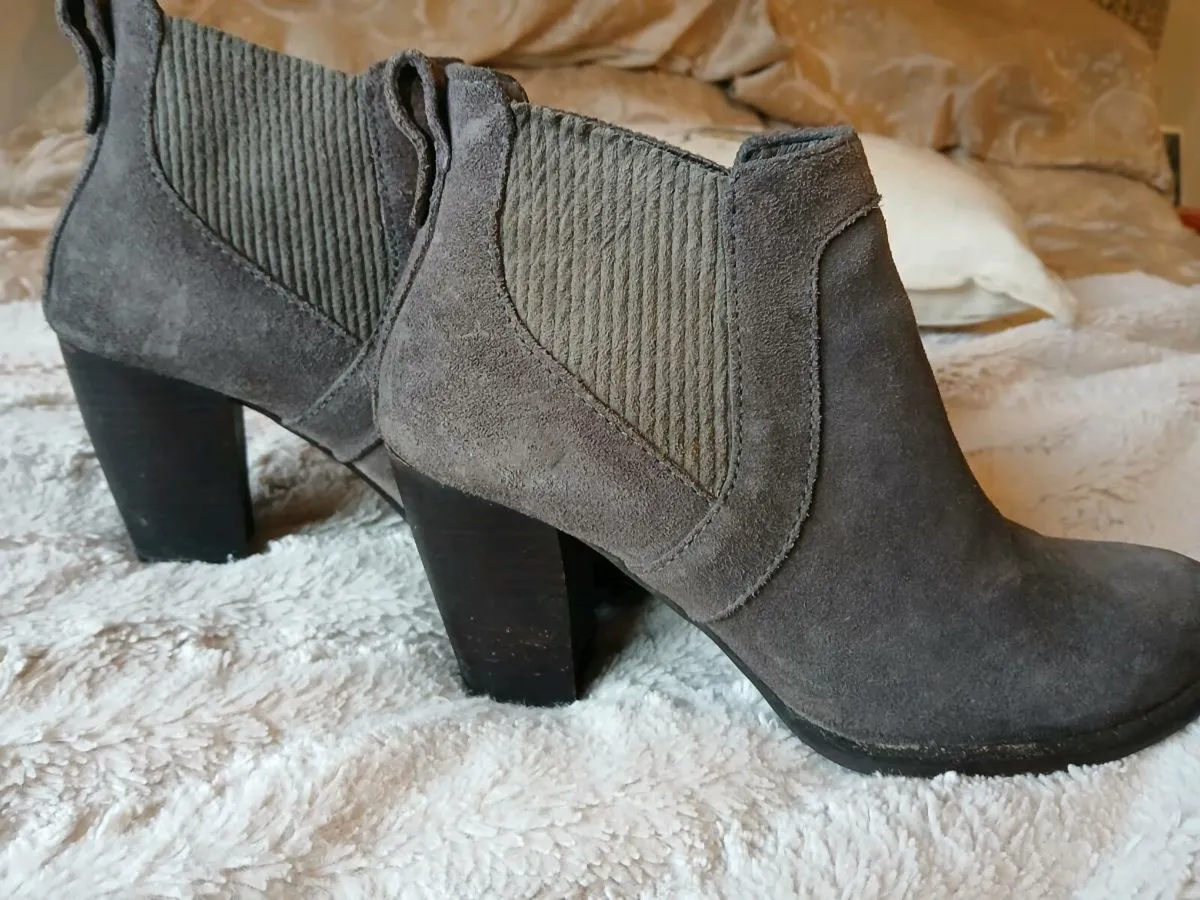 Suede Ugg boots size5 - Image 1