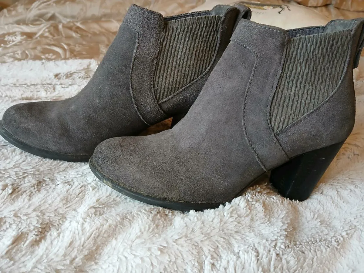 Suede Ugg boots size5 - Image 2