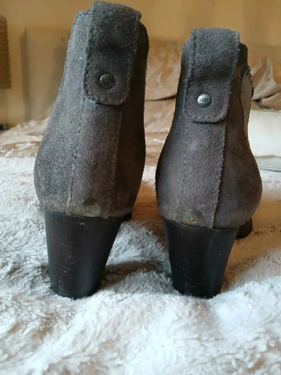 Suede Ugg boots size5 - Image 3
