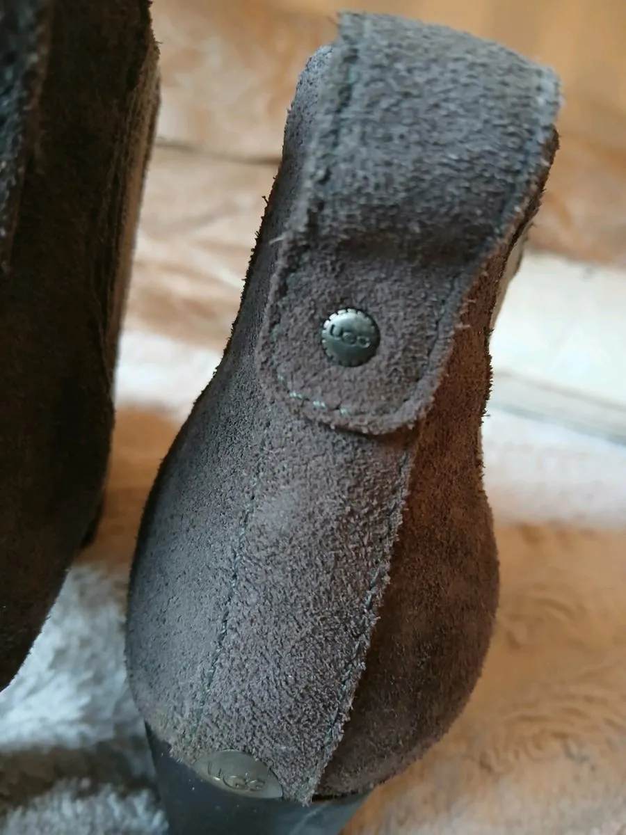 Suede Ugg boots size5 - Image 4