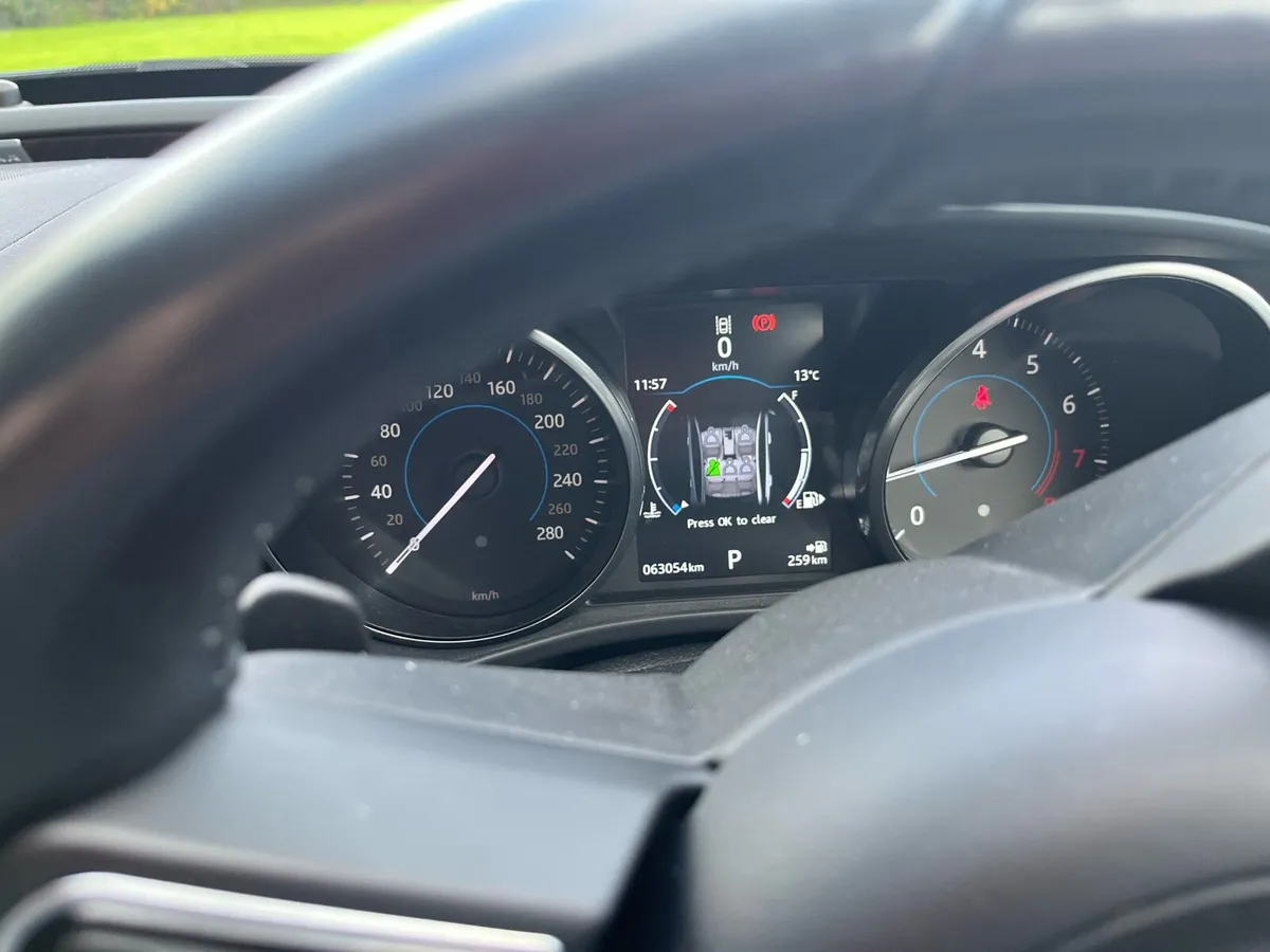 Jaguar XE Petrol - rare petrol 240bhp - Image 3