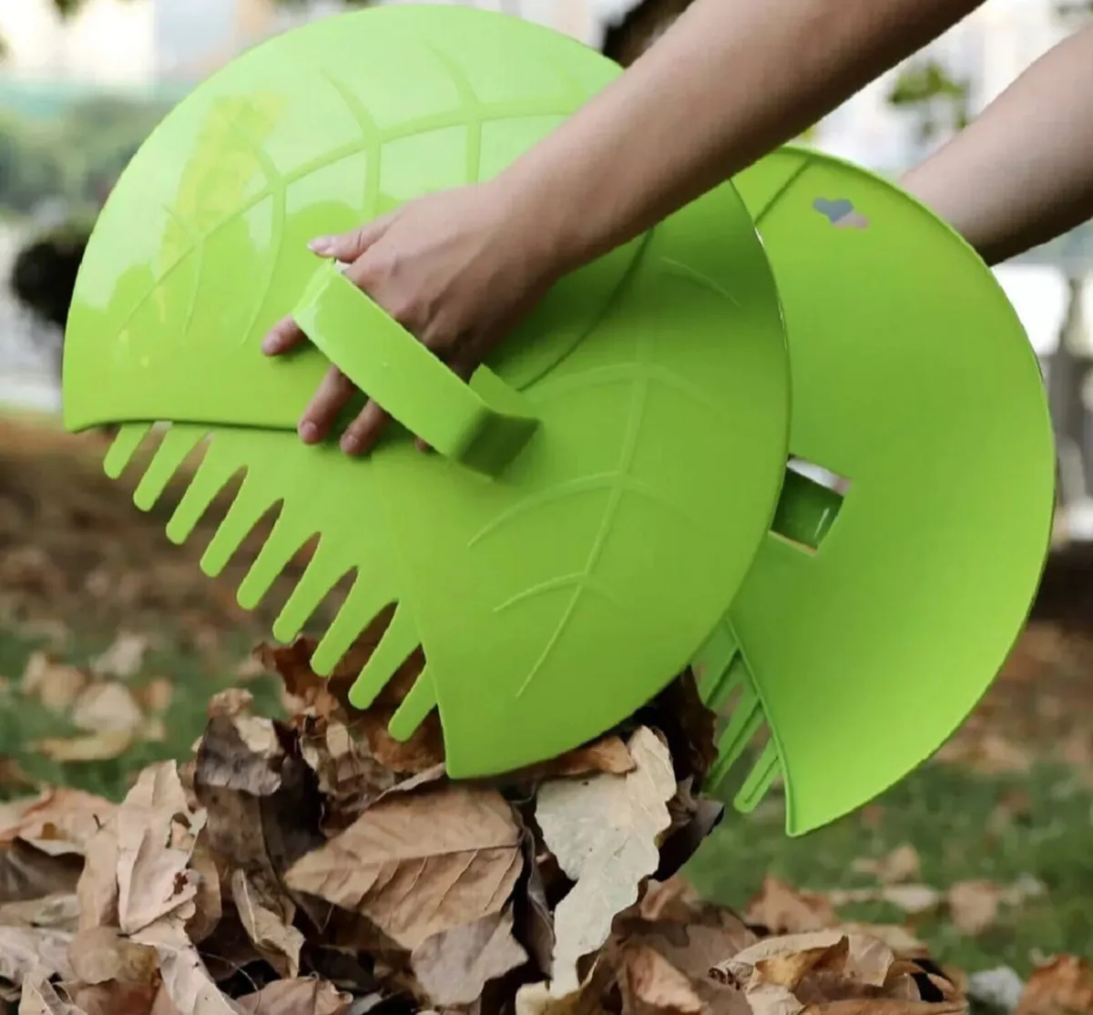 2 Leaf Grabbers Handheld Garden Scoops - Image 1