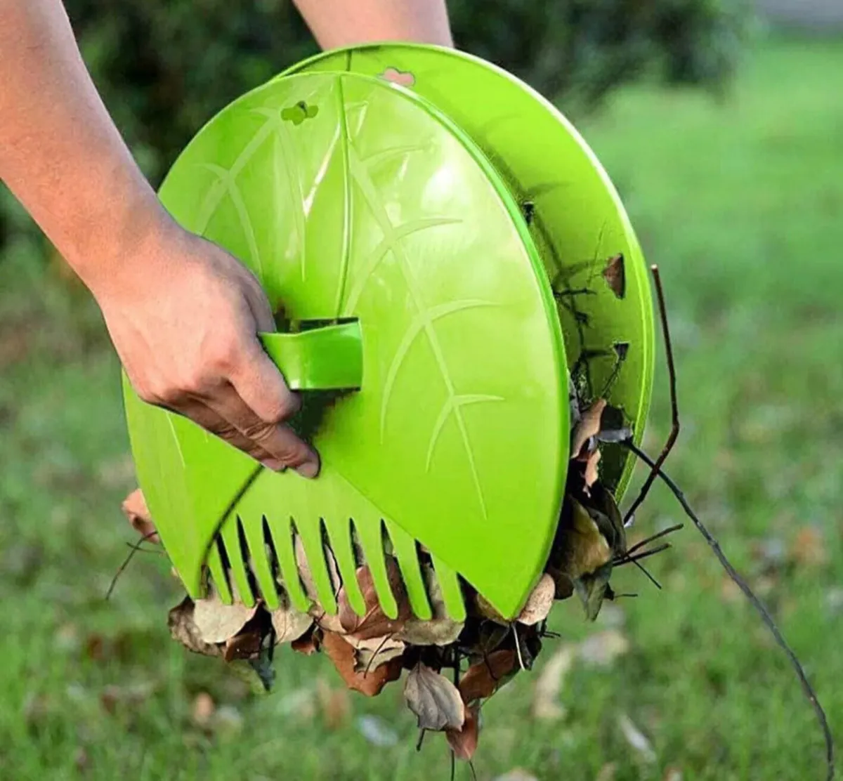 2 Leaf Grabbers Handheld Garden Scoops - Image 3