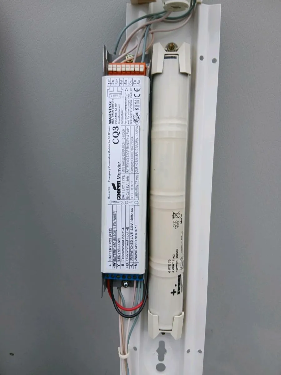 2 x Twin 5ft Flourescent Fittings - Image 2