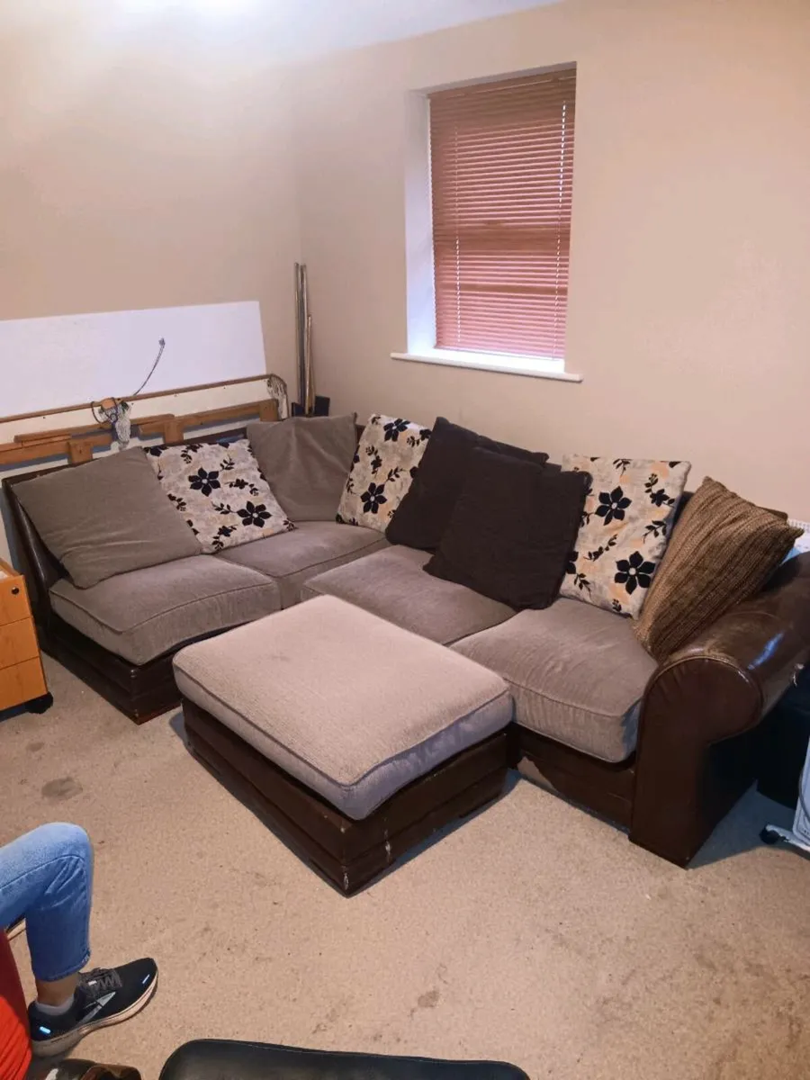 Free corner couch - Image 1