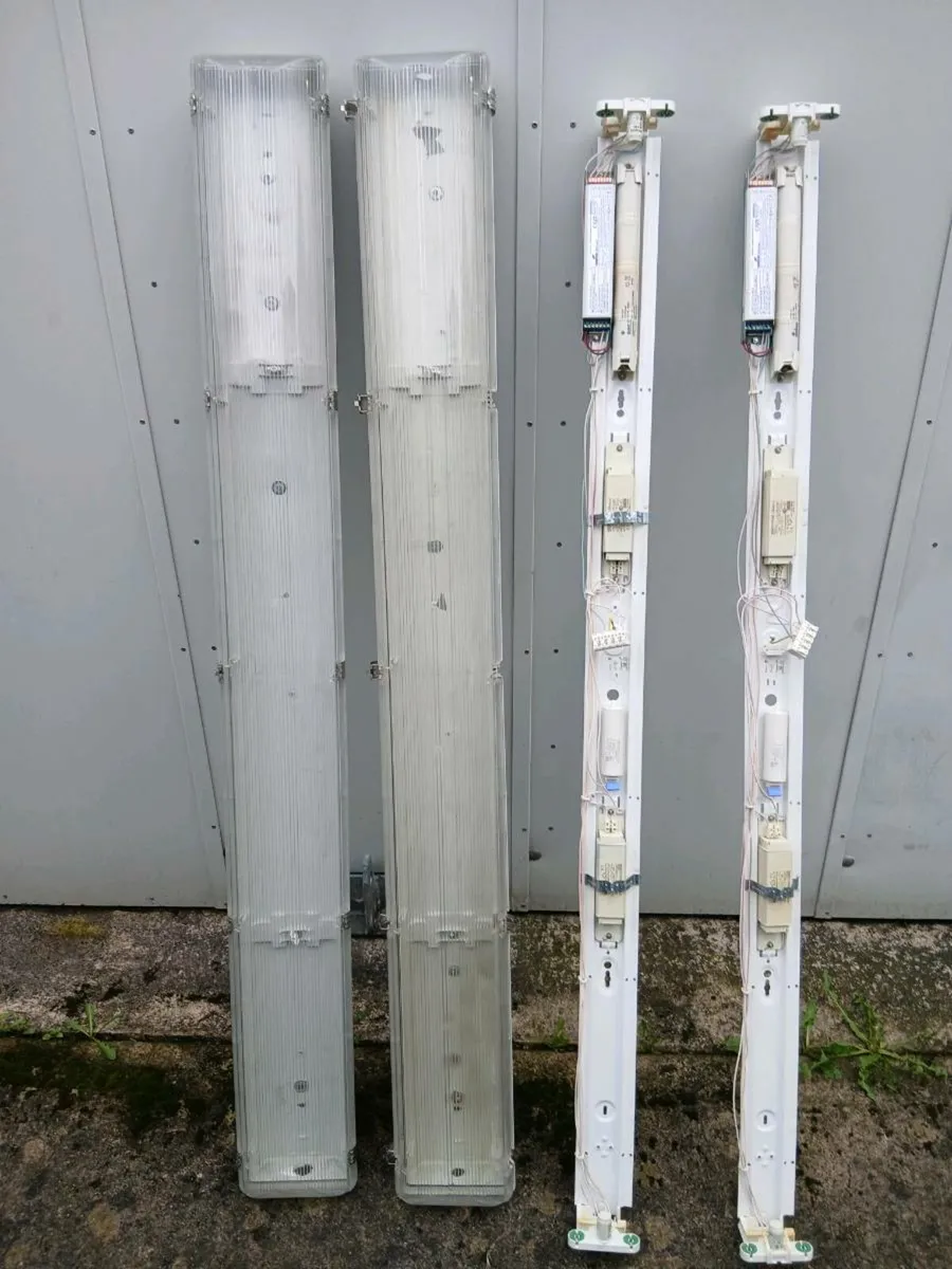 2 x Twin 5ft Flourescent Fittings - Image 1