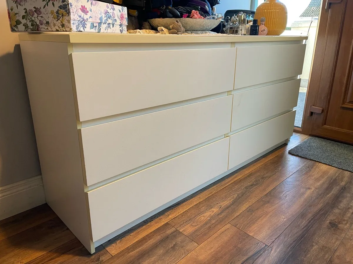 White cupboard - Image 1