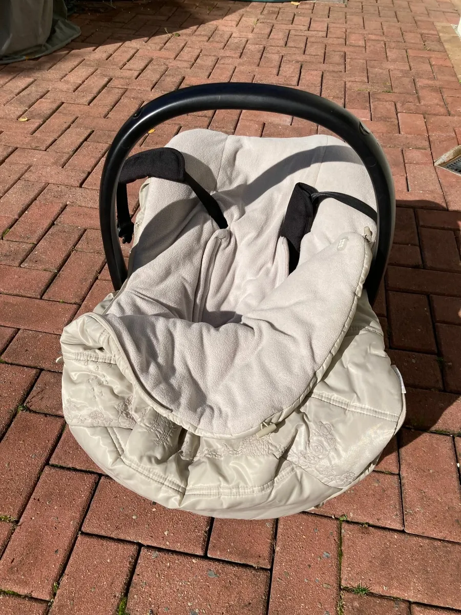 Maxi Cosi car seat - Image 2