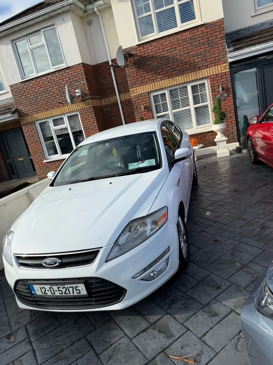 White Ford mondeo - Image 1