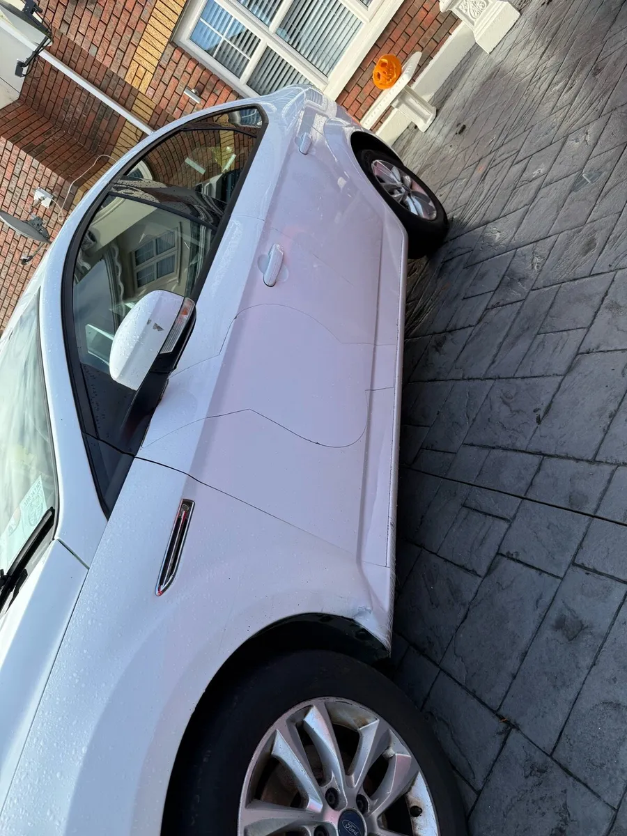 White Ford mondeo - Image 2