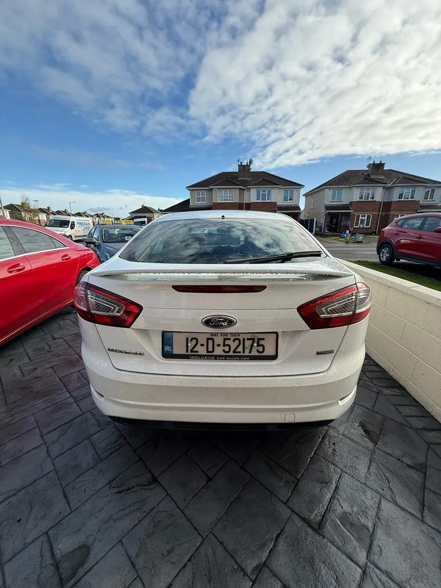 White Ford mondeo - Image 3