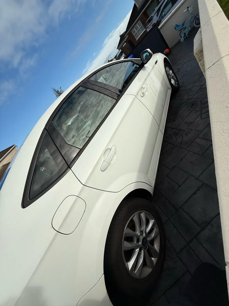 White Ford mondeo - Image 4