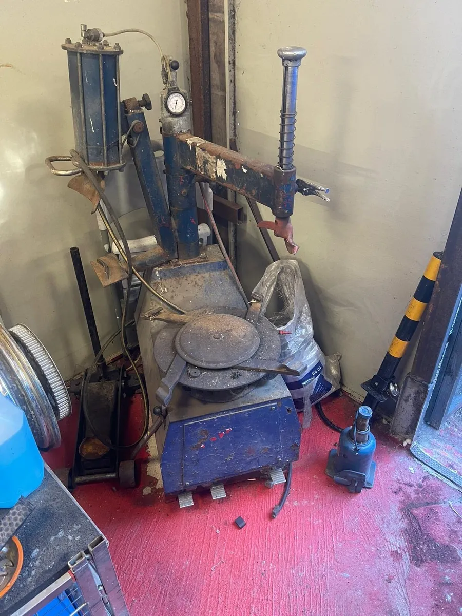 Tyre machine and wheel balancer - Image 1